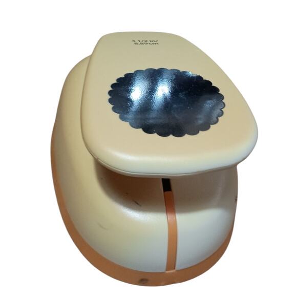 Recollections 3.5 Inc/ 8.8cm Scalloped Circle Oversize Lever Crafting Punch - Picture 3 of 6